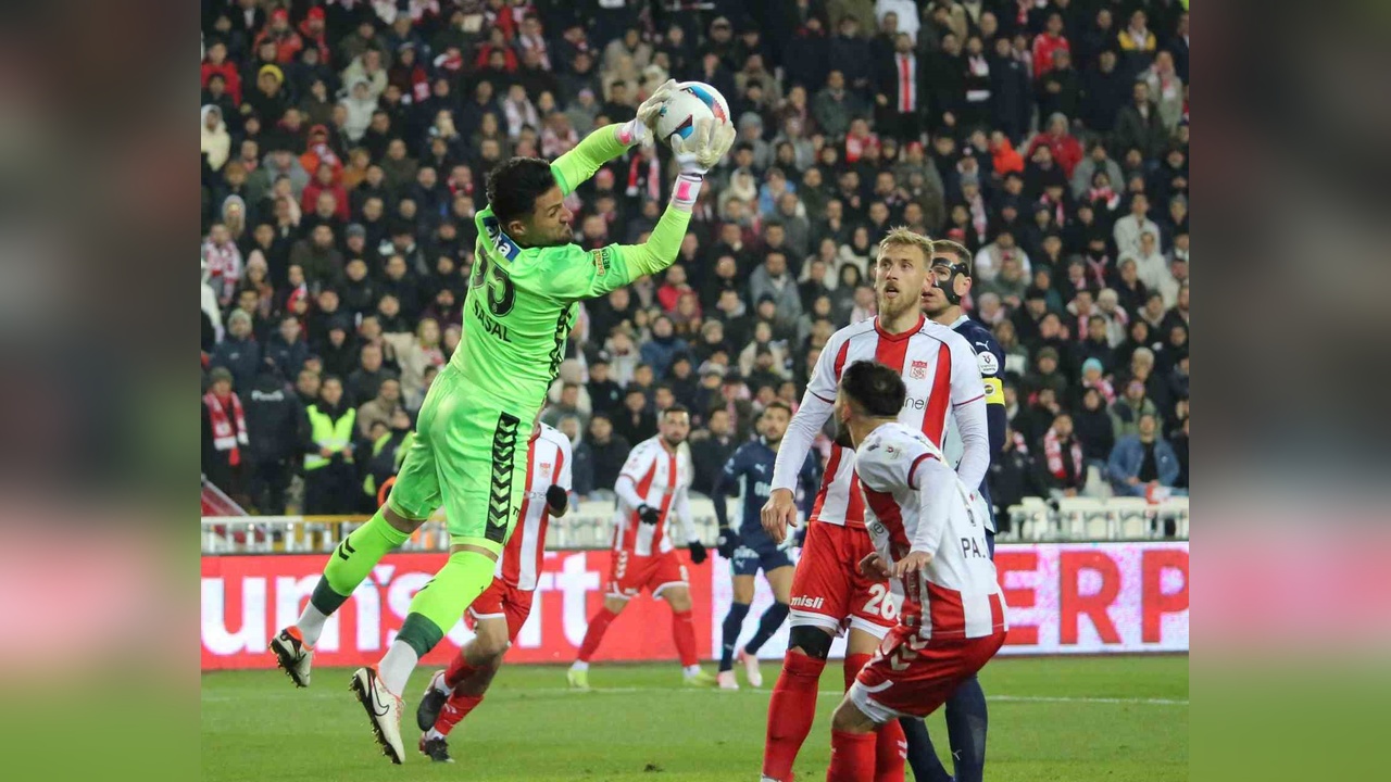 Fenerbahçe, Sivasspor'u İlk Yarıda Geçti