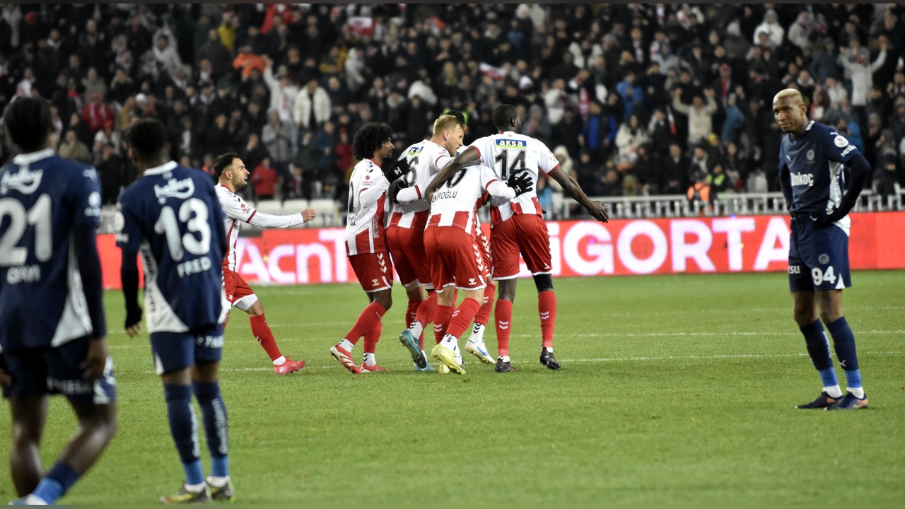 Fenerbahçe, Sivasspor'u 3-1 Mağlup Etti