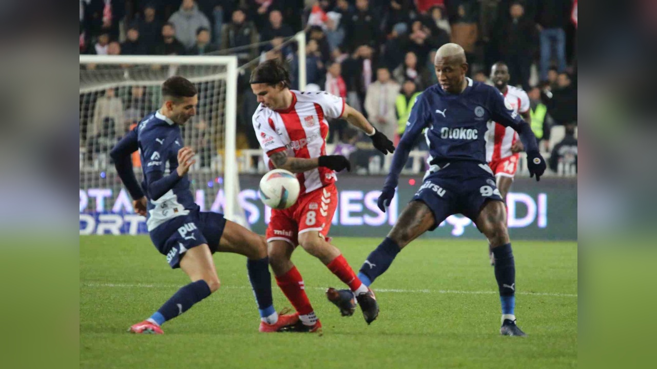 Fenerbahçe, Sivasspor'u 3-1 Mağlup Etti