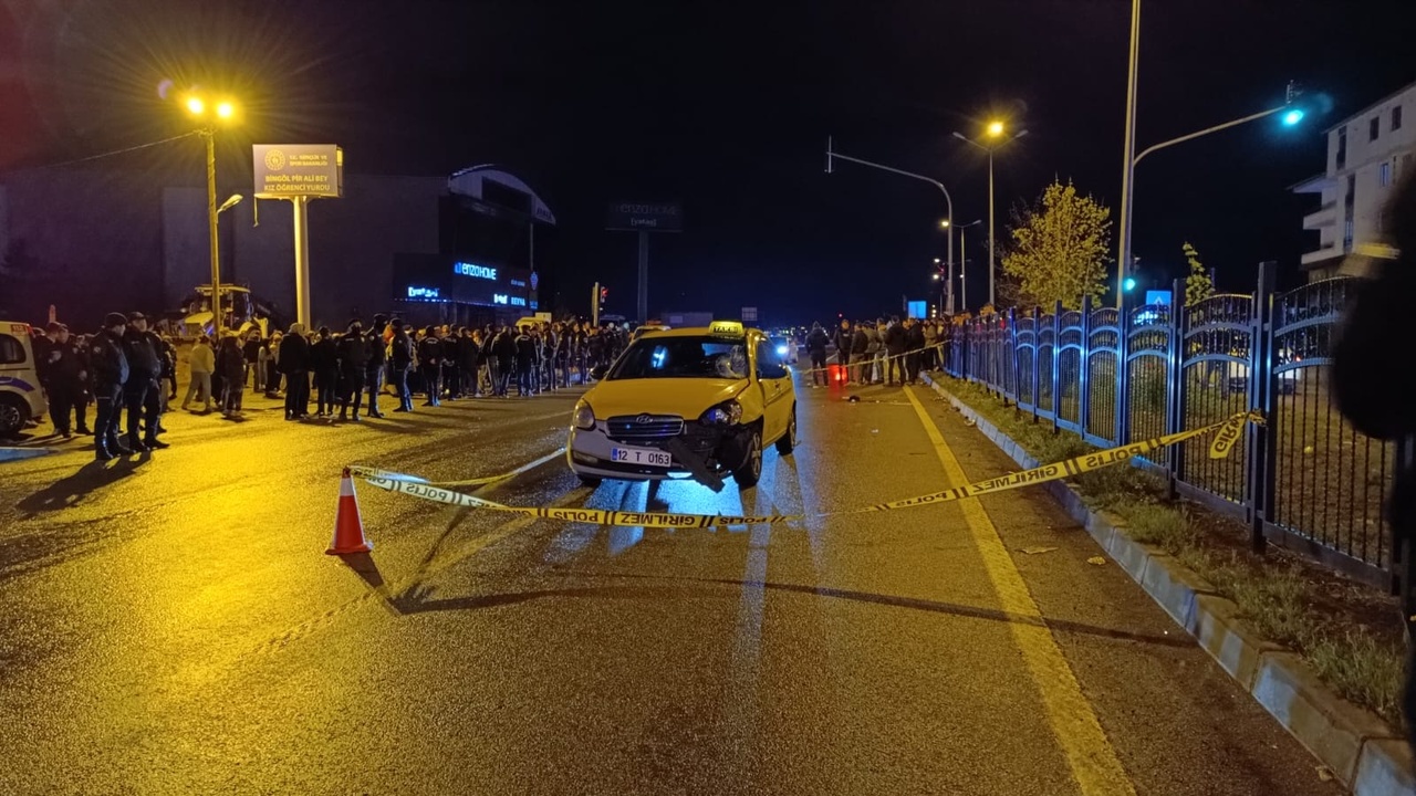 Bingöl'de Taksinin Çarptığı Üniversite Öğrencisi Ağır Yaralandı