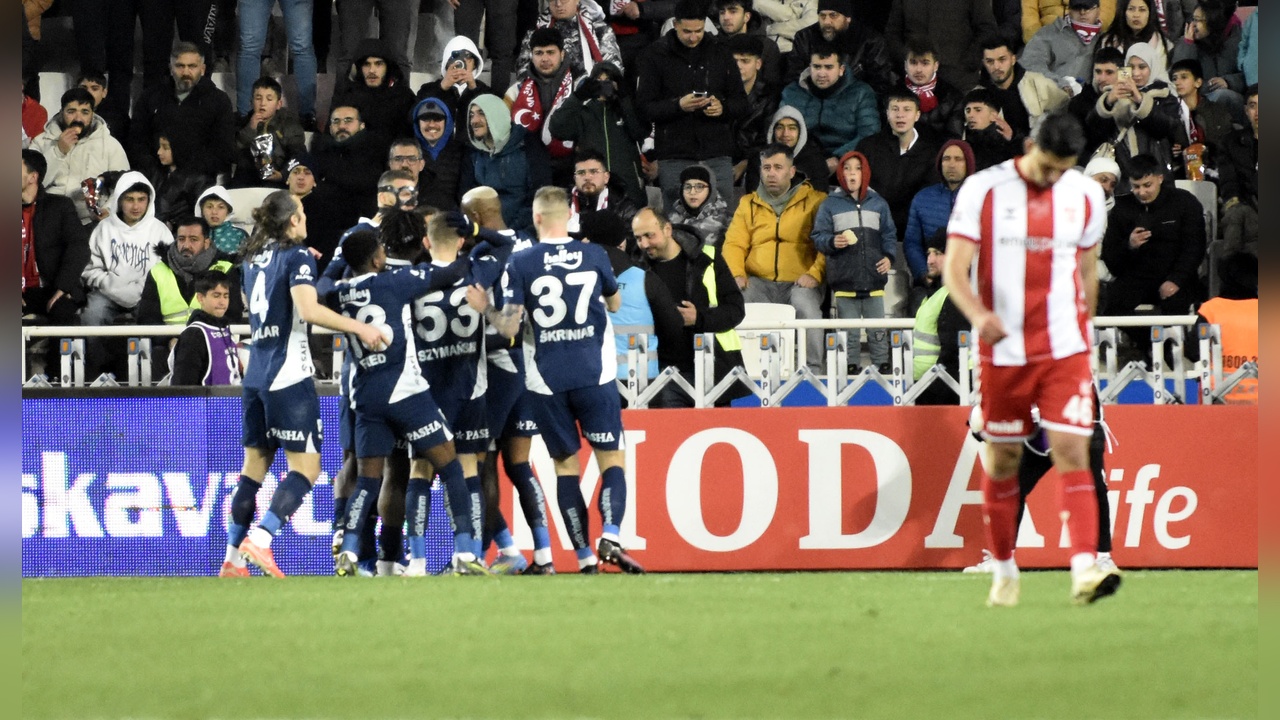 Fenerbahçe, Sivasspor'u 3-0 mağlup ederek liderlik yarışında iddialı kalmaya devam etti