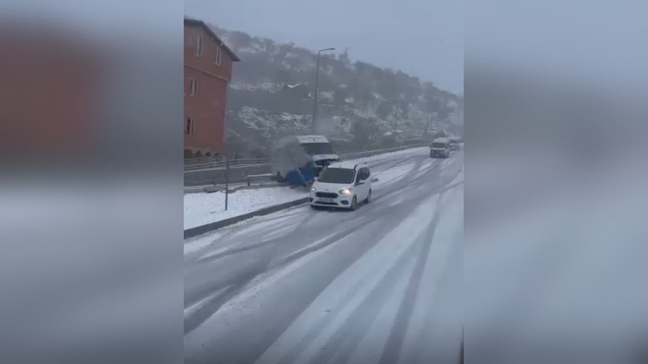 Minibüs Kazası: Otomobil Devrilen Araçla Çarpıştı