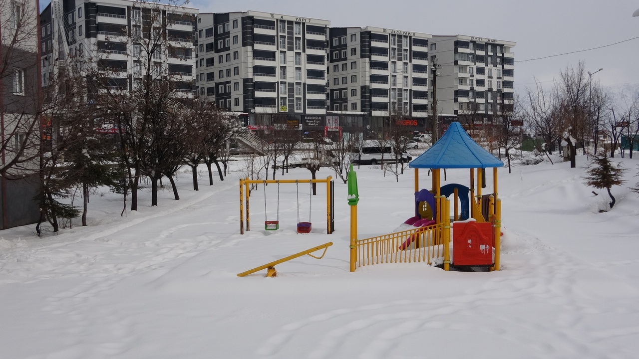Bitlis'te Kar Yağışı Nedeniyle 74 Köy Yolu Kapandı