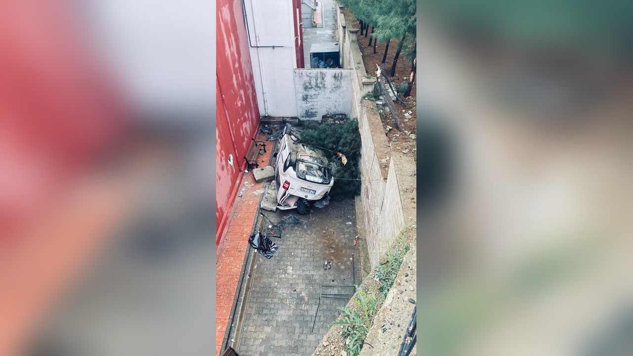 İstinat Duvarından Düşen Araçta İki Yaralı