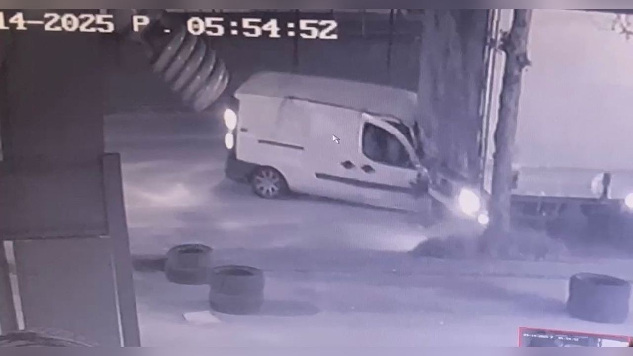 TIR ile Çarpışan Sürücü Kendi İmkanlarıyla Araçtan Çıktı