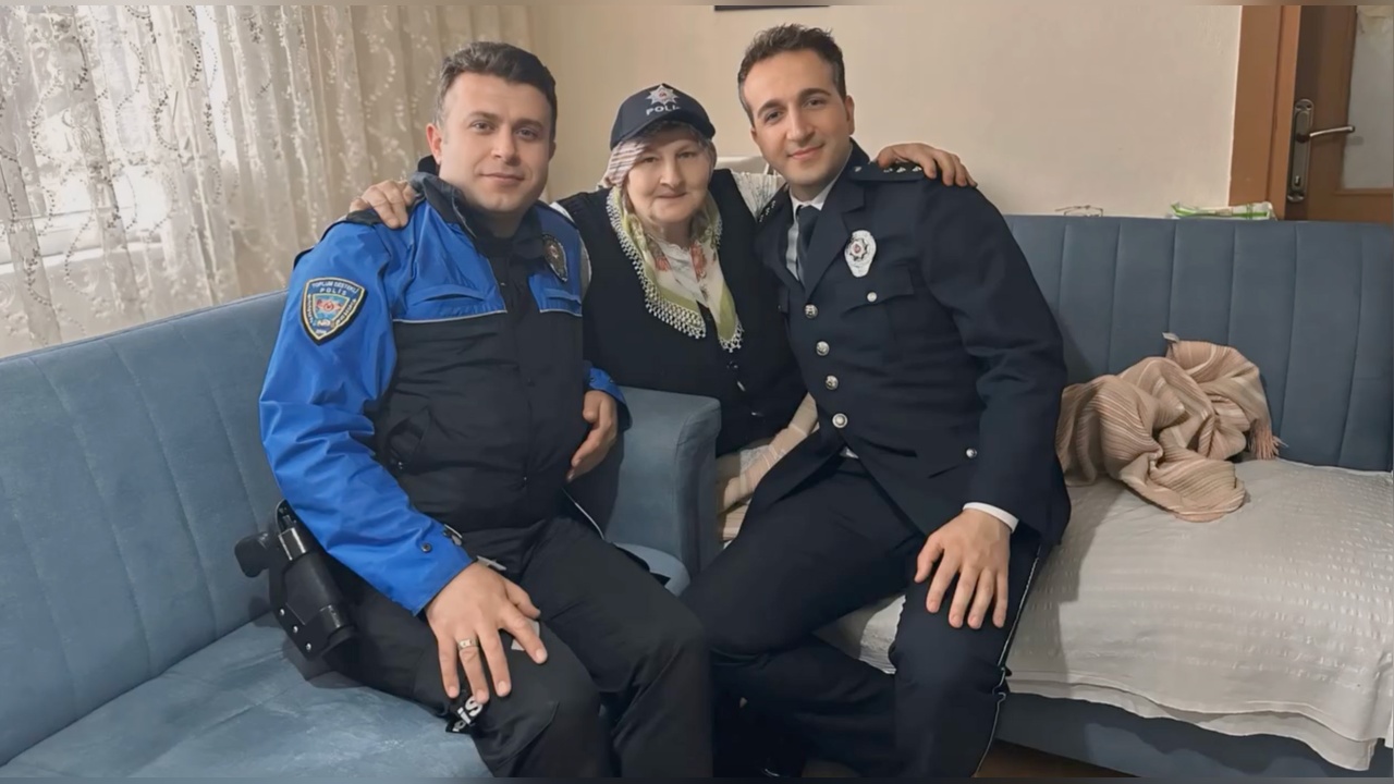 Polisler, 71. Yaş Günü İçin Bir Araya Geldi