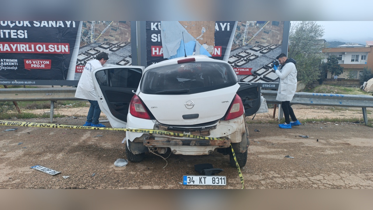 Gaziantep'te TIR ile Çarpışan Araçta Anne ve Oğlu Hayatını Kaybetti