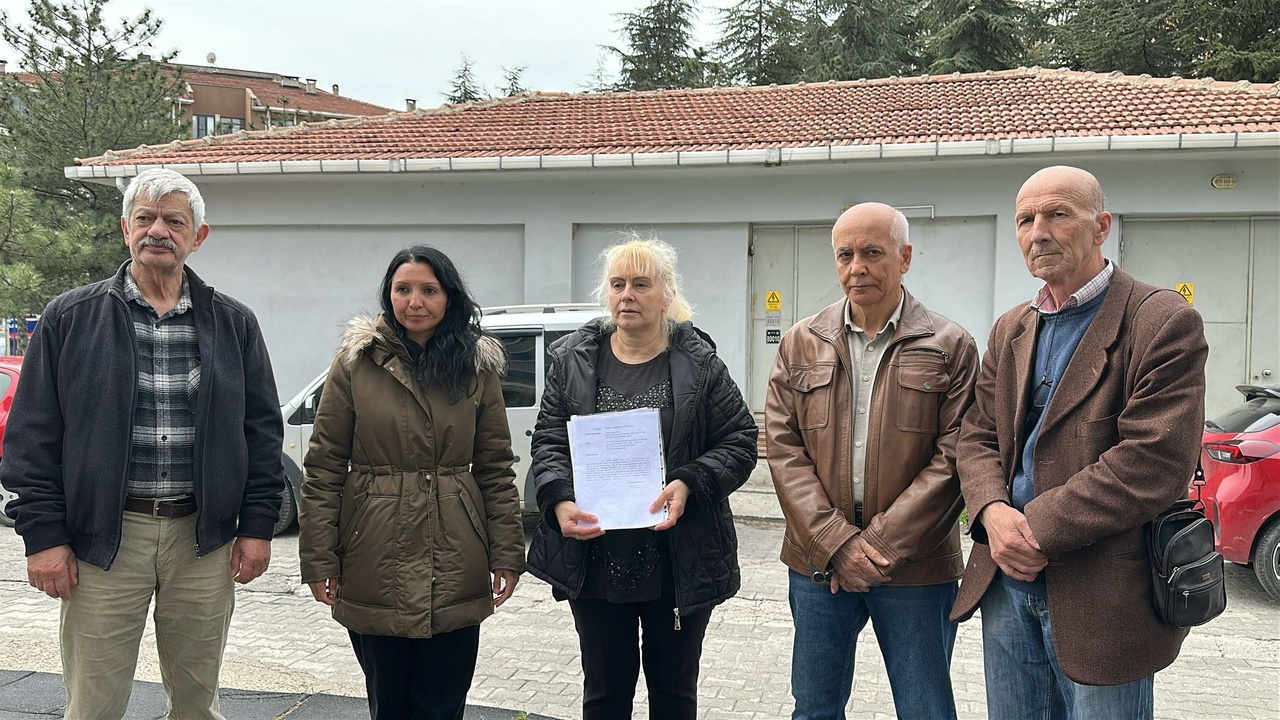 Mahalleli, Mahkeme Kararına Rağmen Trafo Binasının Yıkılmamasını Protesto Etti