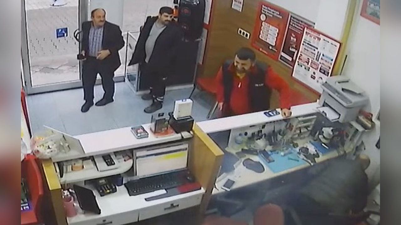 Artvin'de Telefon Bataryası Alev Aldı, O Anlar Kameraya Yansıdı