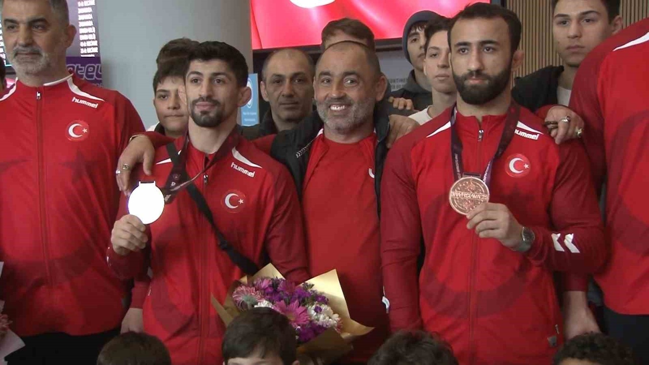 Grekoromen Güreş Milli Takımı Türkiye'ye Döndü