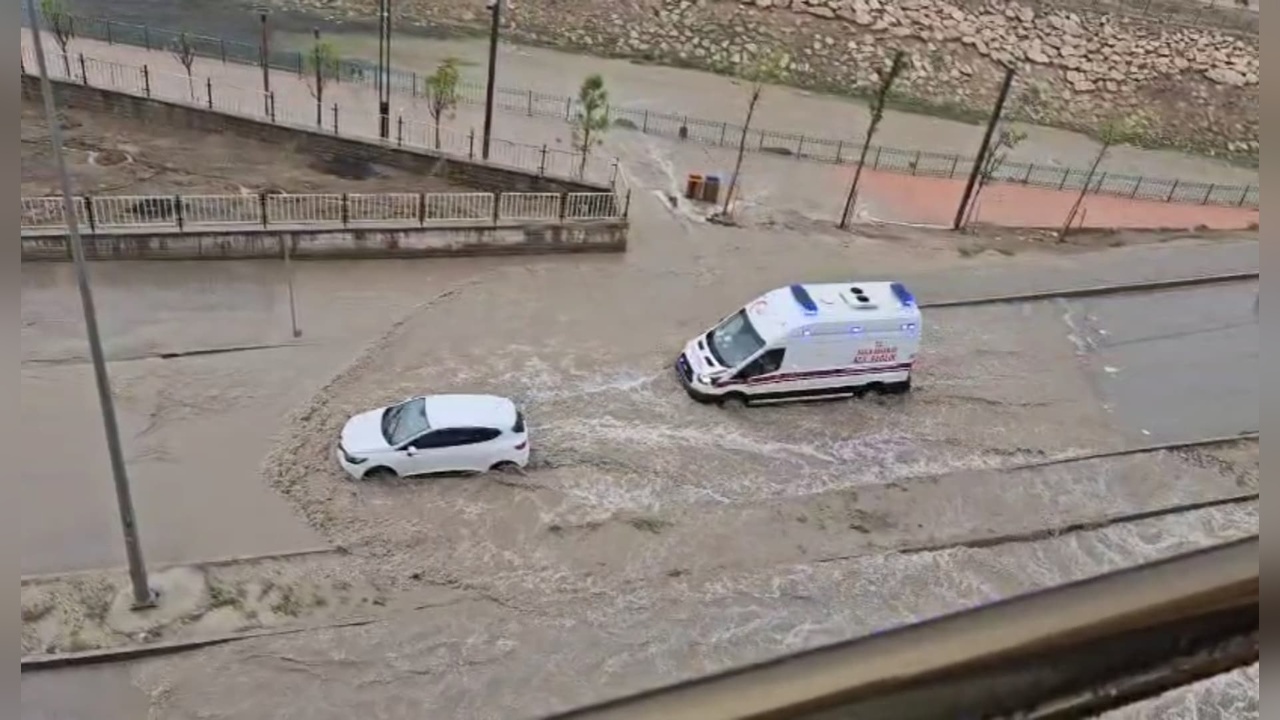 Nusaybin'de Şiddetli Yağışlar Cadde ve Sokakları Su Bastı