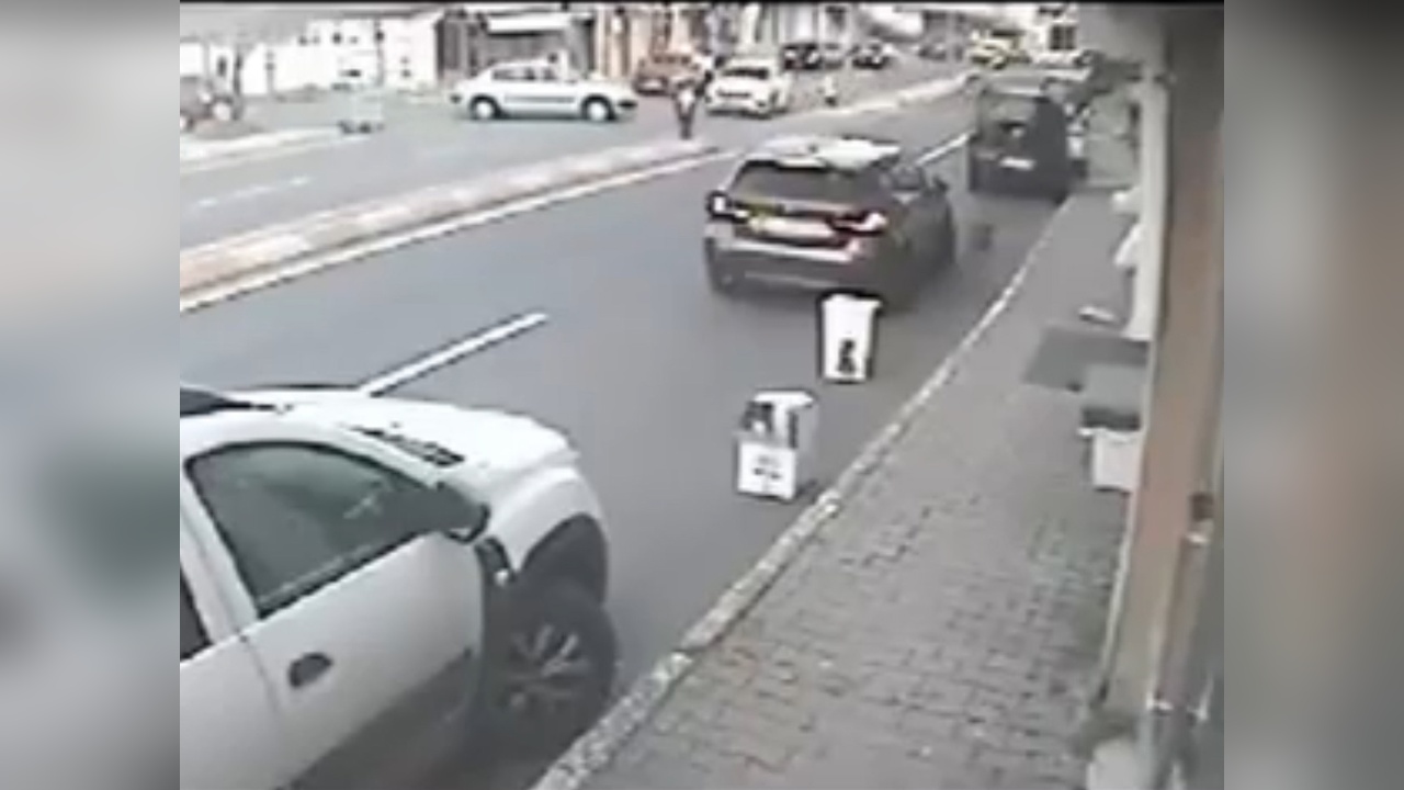 Sarıyer'de Yola Çıkan Araca Çarpan Otomobil Karşı Şeride Geçti