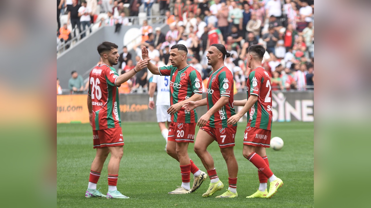 Karşıyaka'da On Futbolcuya İhtar Verildi