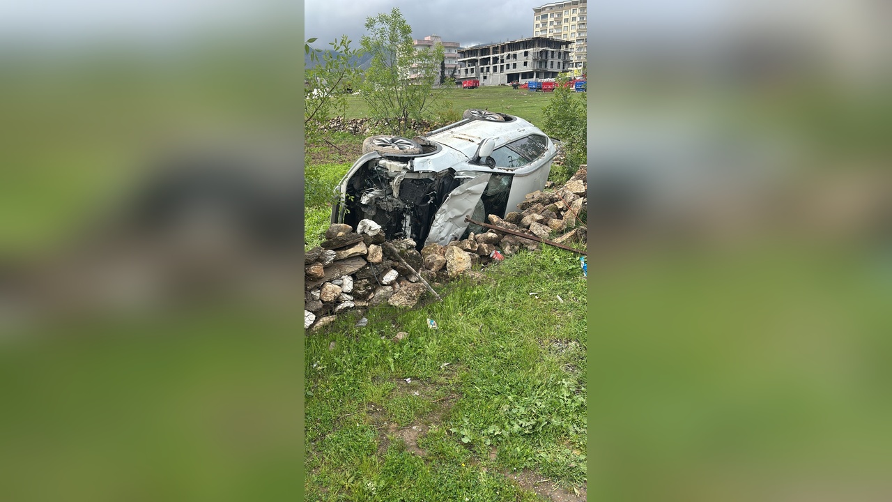 Evin Bahçesine Giren Otomobilde 2 Kişi Yaralandı