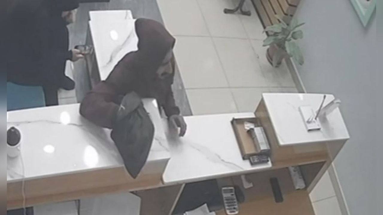 Diş Kliniğinde Sadaka Kutusu Hırsızlığı Kameraya Yansıdı