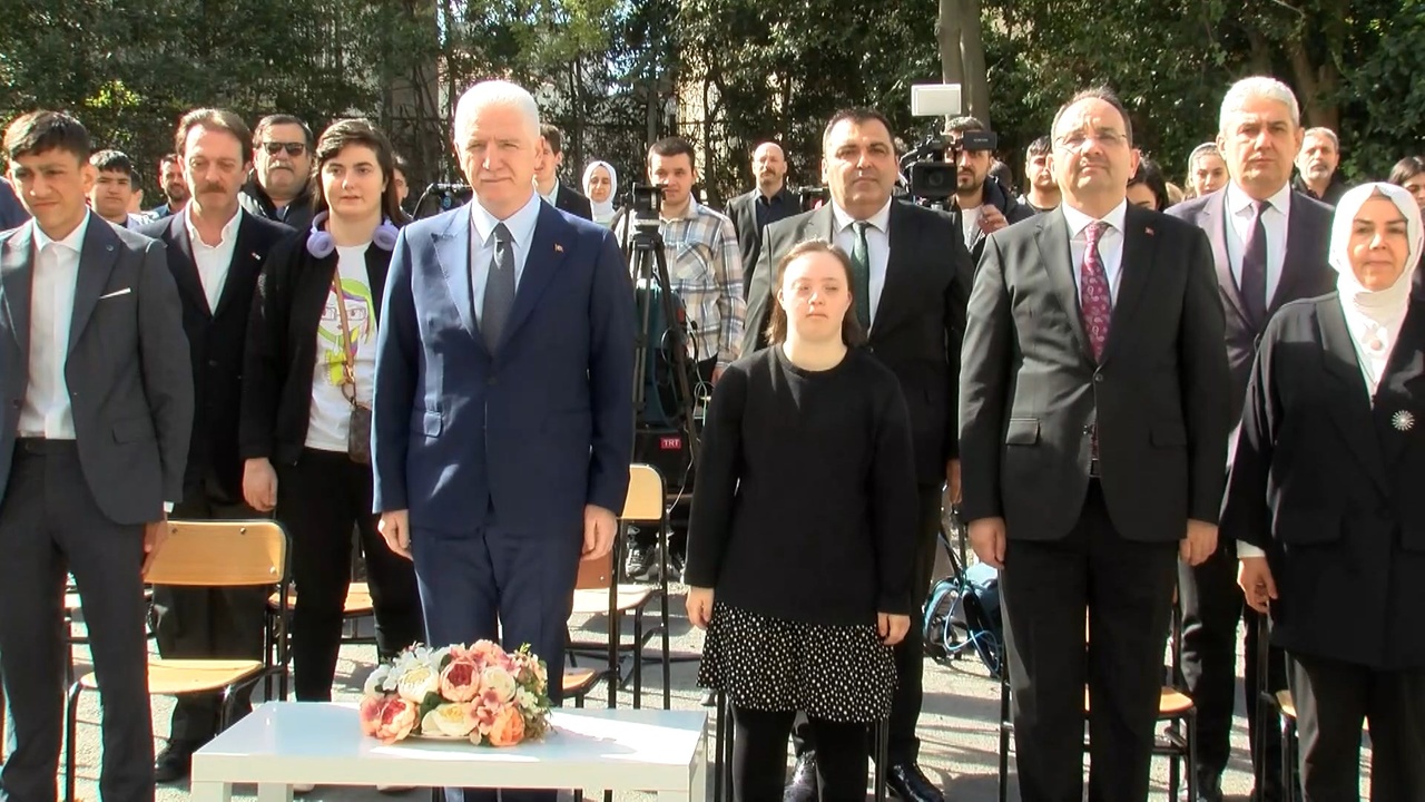 İstanbul Valisi Gül, Otizm Farkındalık İçin Düzenlenen Masa Tenisi Turnuvasında Yer Aldı