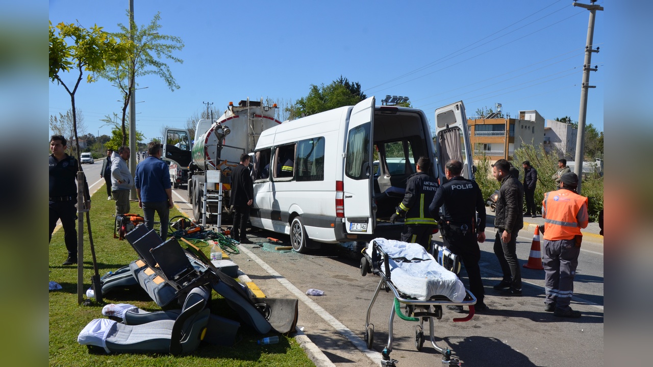 Tur Minibüsü Sulama Tankerine Çarptı: 6 Kişi Yaralandı