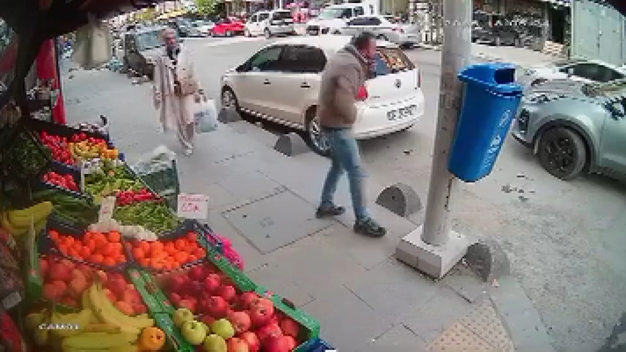 Sultangazi'de Zabıta, Boğulma Tehlikesi Geçiren Esnafı Heimlich Manevrasıyla Kurtardı