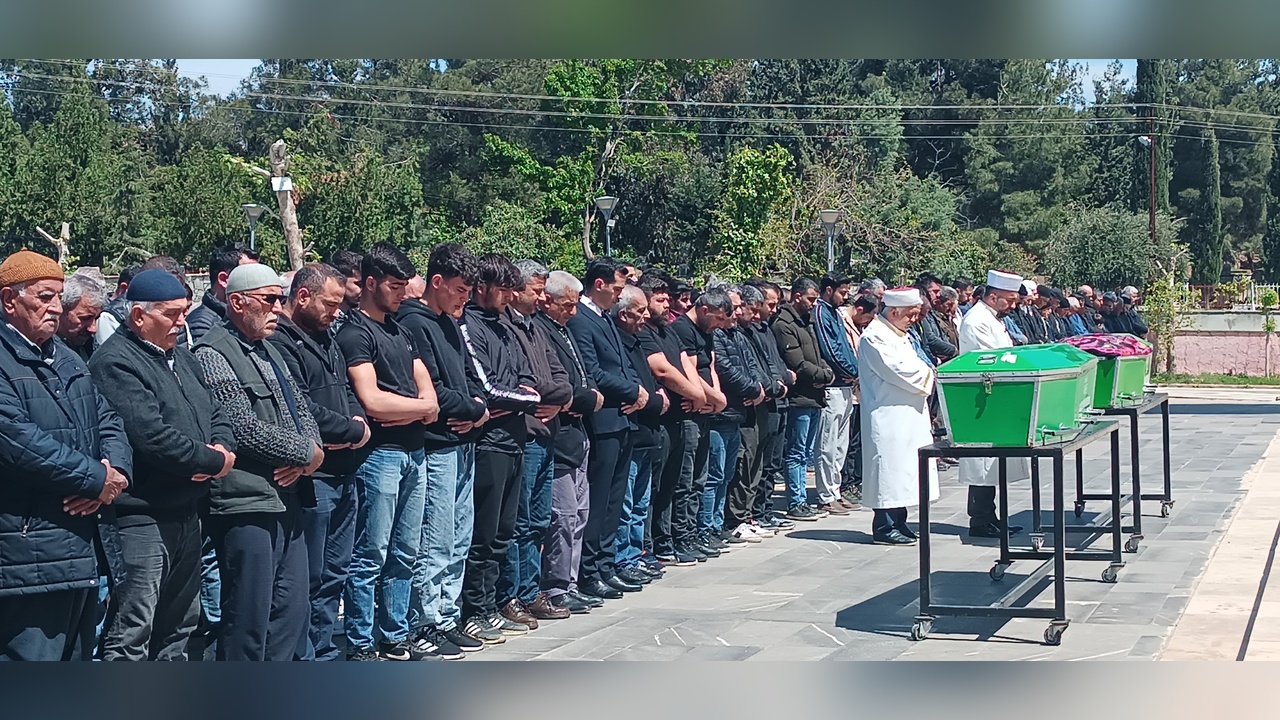 Trafik Kazasında Hayatını Kaybeden Anne ve Oğlu Yan Yana Defnedildi