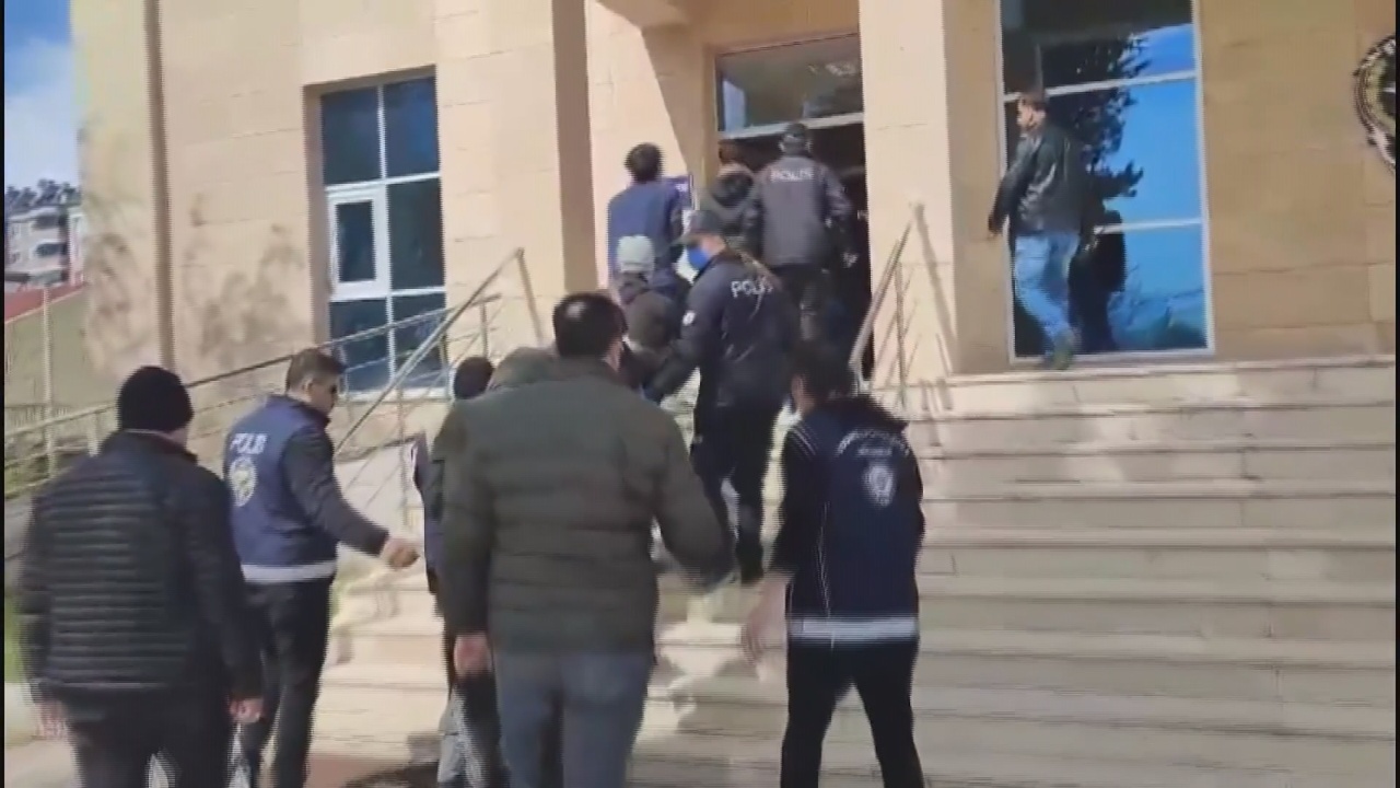 Amasya'da TIR dorsesinde 10 kaçak göçmen yakalandı, 1 kişi gözaltına alındı