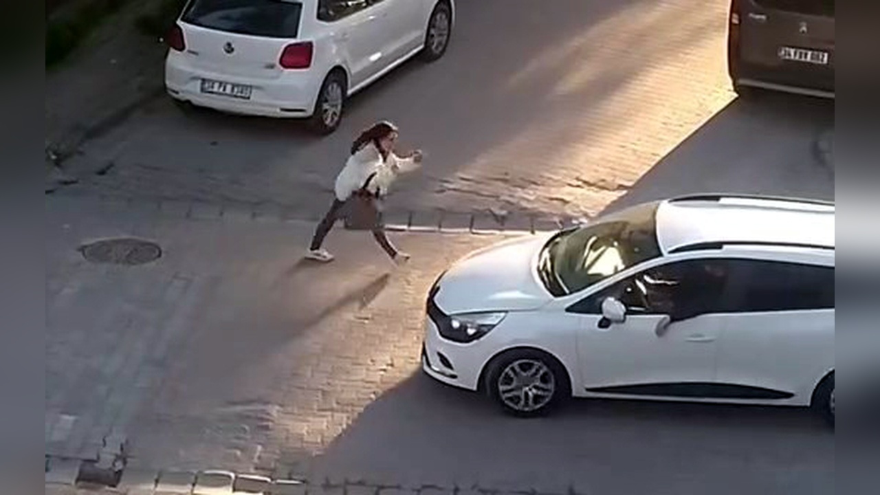 Avcılar'da Yol Ortasında Sürücülere Hakaret Edip Araçlara Zarar Verdi