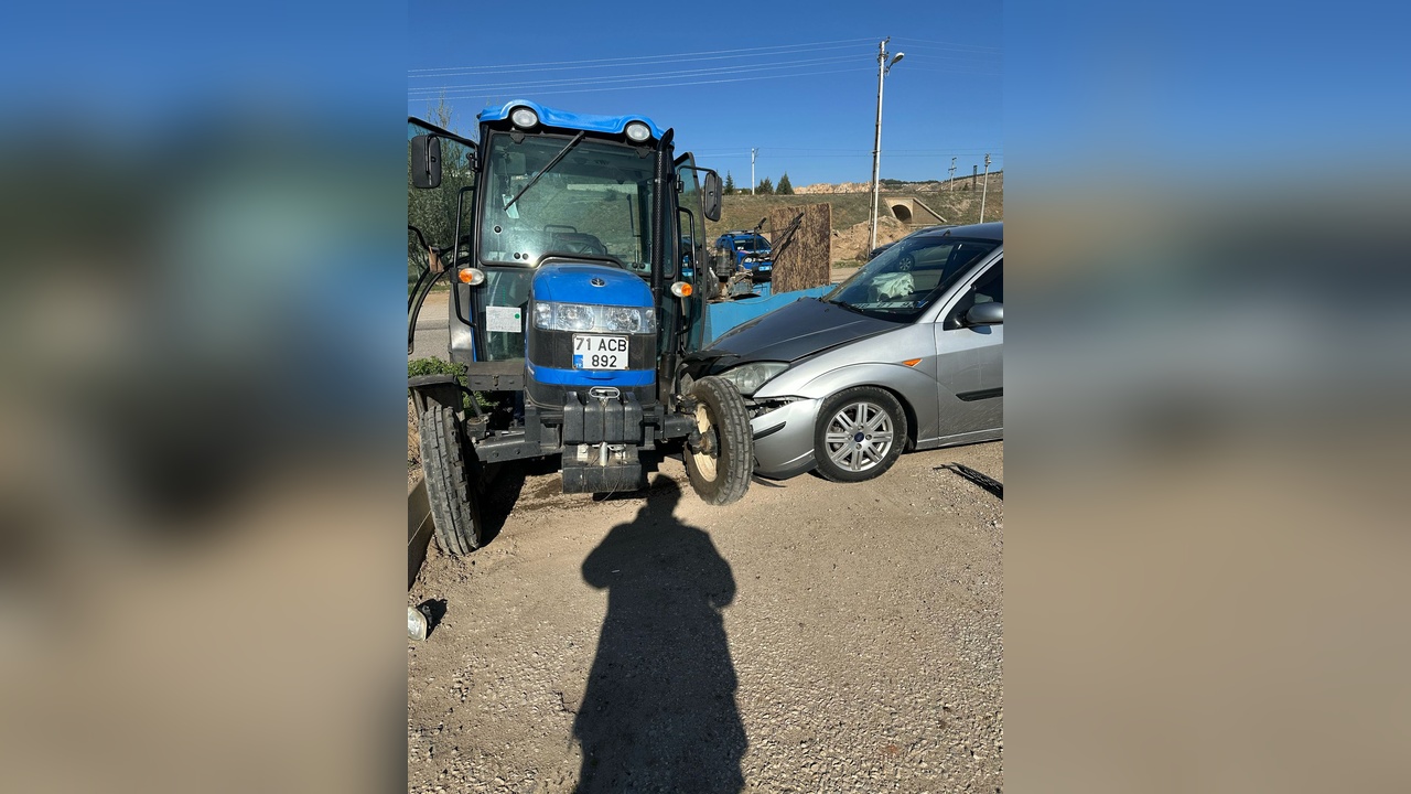 Otomobil ve Traktörün Çarpışması Sonucu 3 Jandarma Personeli Yaralandı