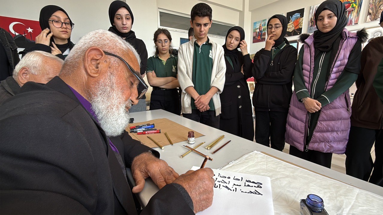 70 Yıllık Hat Sanatı Ustası Süryani Papazdan Öğrencilere Miras