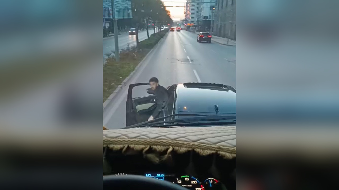 Trafikte Tartışma Yaşanan Kamyona Yumruklu Müdahale Kamerada