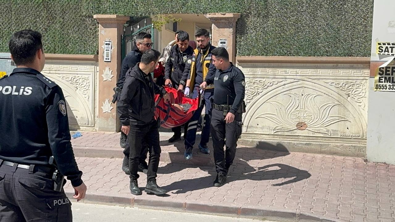 Koca Dehşeti: Eşini Bıçakladıktan Sonra İntihar Girişiminde Bulundu