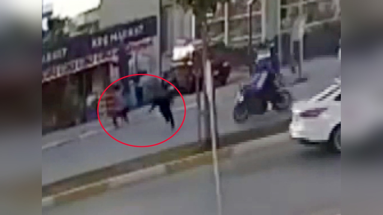 Köpekten Kaçan Çocuğa Motosiklet Çarptı, Kaza Anı Kamerada