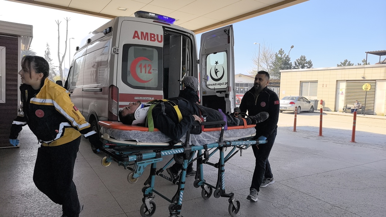 Cam Montajı Sırasında Düşen İşçi Ağır Yaralandı