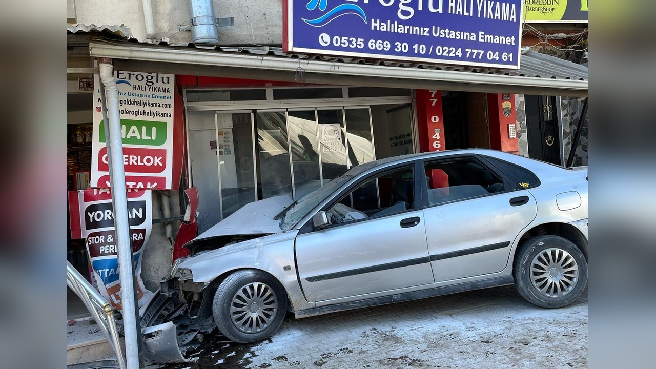 Otomobil Halı Yıkama Dükkanına Çarparak Hasara Yol Açtı