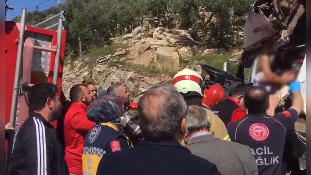İki TIR'ın Kafa Kafaya Çarpışması Sonucu 2 Kişi Yaralandı
