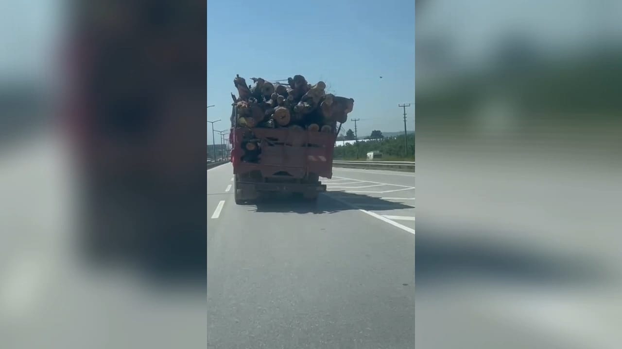 Tomruk Yüklü Kamyon Sürücülerde Endişe Yarattı