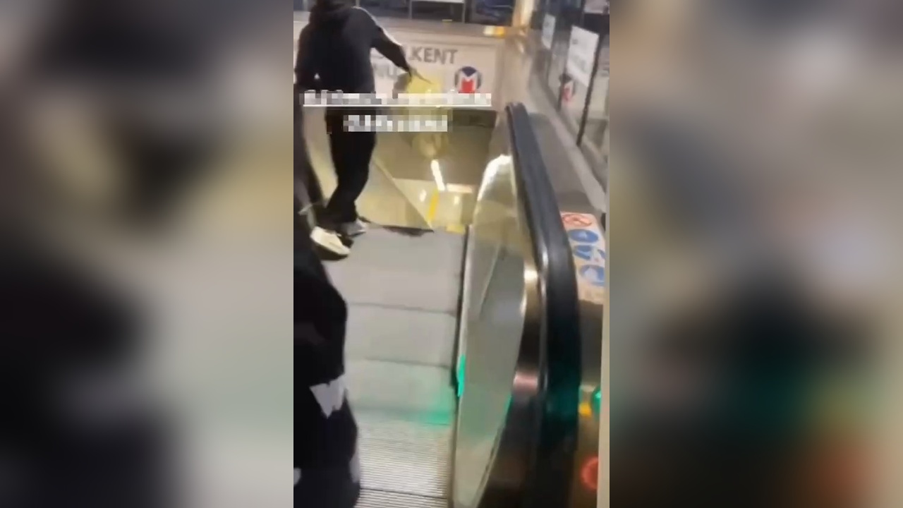 İstanbul'da Metro İstasyonuna Çöp ve Lastik Atan Şüpheliler Güvenlik Kamerasında