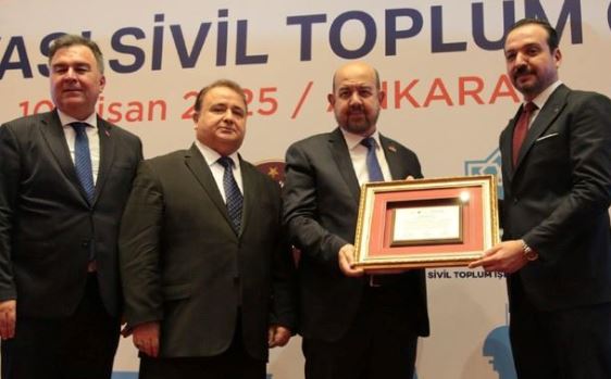 Tamer Atalay’a Türk Dünyasına Hizmette 40. Yıl Onur Ödülü verildi