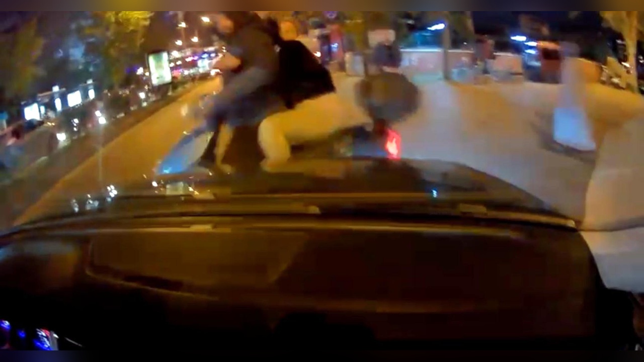 Yaya Geçidinde Motosiklete Çarpan Otomobildeki Kaza Kameraya Yansıdı