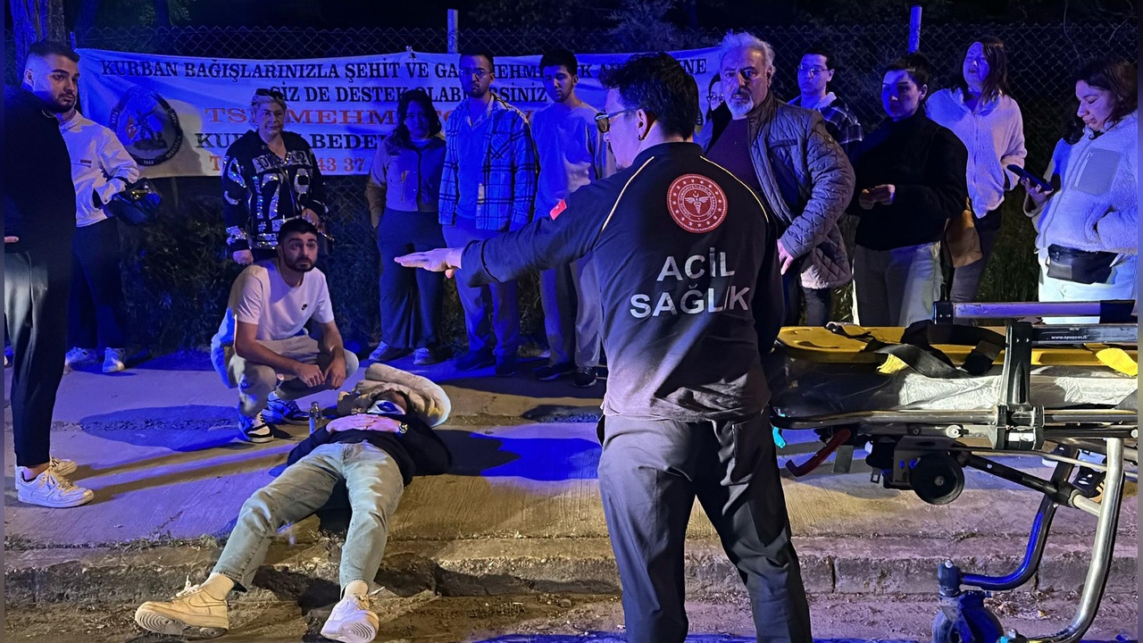 Edirne'de İki Otomobilin Kafa Kafaya Çarpışması Sonucu 4 Kişi Yaralandı