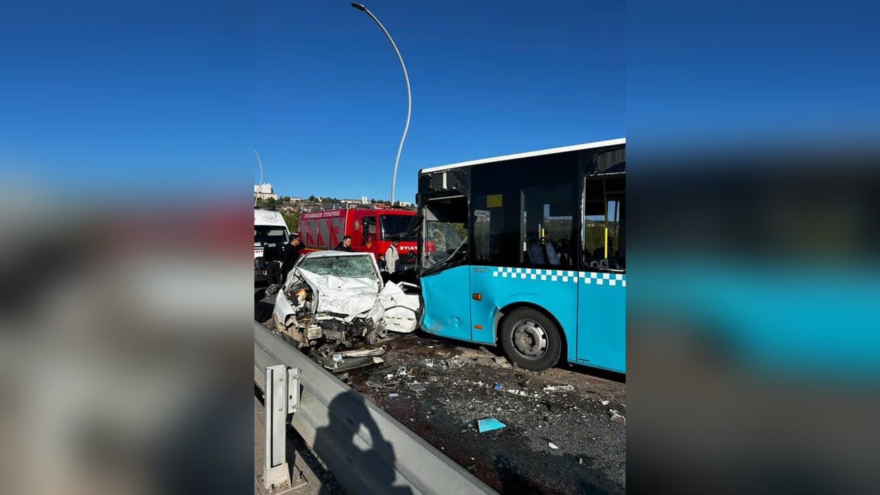 Belediye Otobüsü ve Otomobilin Kafa Kafaya Çarpışması: 1 Ölü, 4 Yaralı