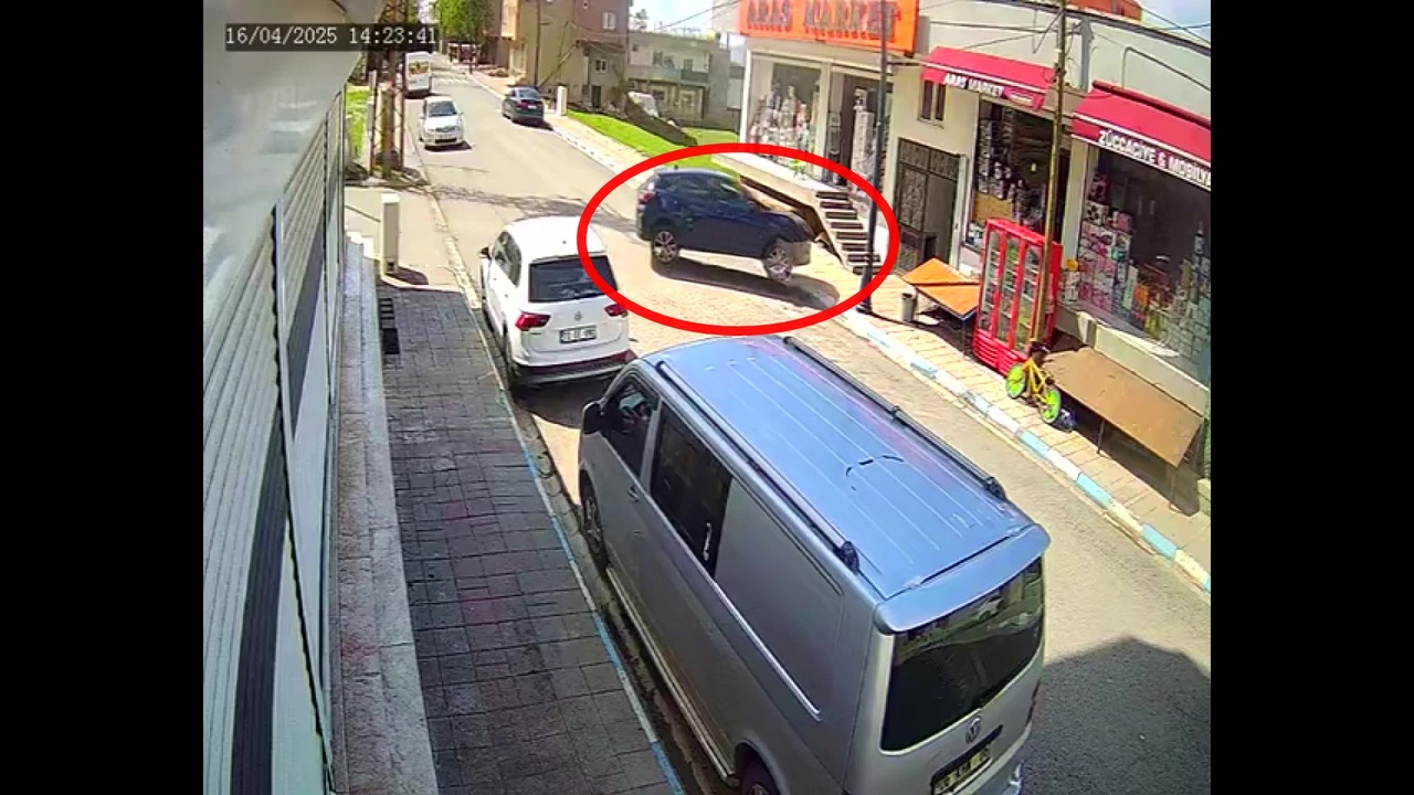 Kameralara Yansıyan Otomobilin Binaya Girmesiyle Meydana Gelen Kaza