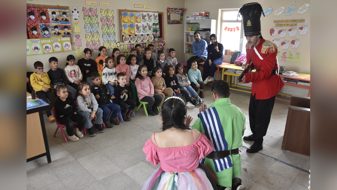 Köy Okulundaki Öğrenciler İlk Defa Tiyatro Etkinliğiyle Tanıştı