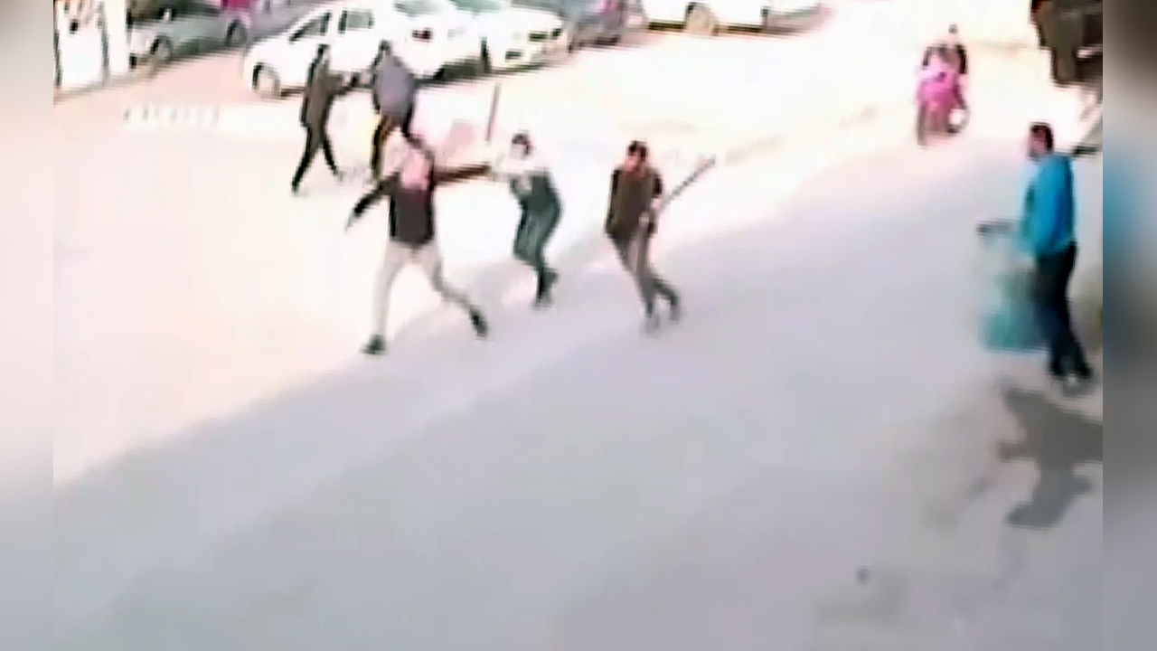 Aracına Çarpıldığı İddiasıyla Çıkan Kavgada 1 Kişi Hayatını Kaybetti, 2 Kişi Yaralandı