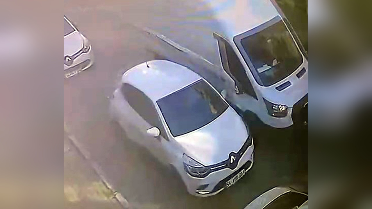 Avcılar'da Park Halindeki Araca Çarpan Sürücü Olay Yerinden Kaçtı