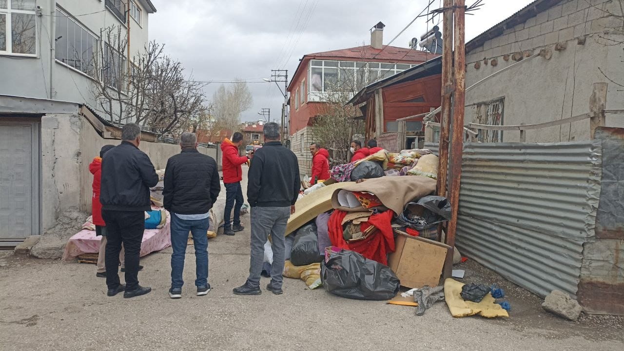 Van'da Kötü Kokuya Neden Olan Evden 10 Ton Çöp Çıkarıldı