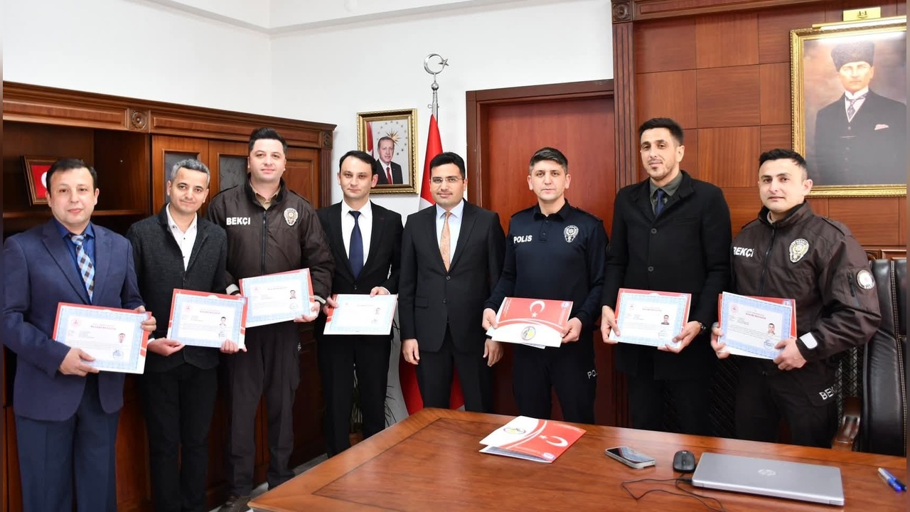 Polis ve Bekçilere Uyuşturucu Operasyonu Başarı Belgesi Verildi