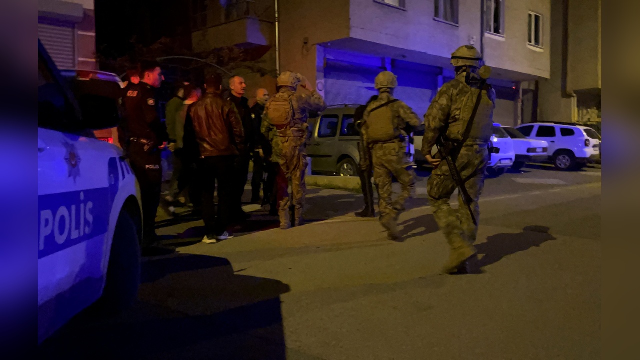 Balkonda Tüfeğiyle Havaya Ateş Açan Şahıs Kendini Eve Kapatırken Güvenlik Kameralarına Yansıdı