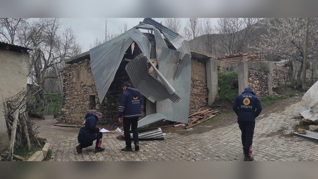 Çatak'ta Şiddetli Fırtına: Çok Sayıda Evin Çatısı Uçtu ve Ağaçlar Devirdi