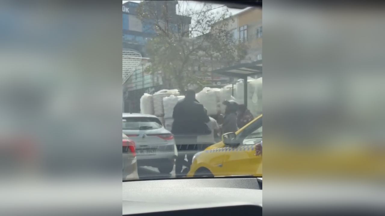 Sancaktepe'de Sürücüler Arasında Yumruklu Kavga Güvenlik Kamerasına Yansıdı