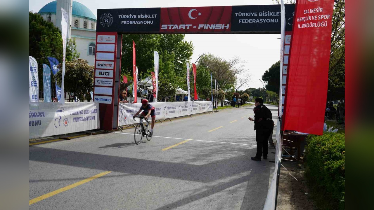 Edremit'te Türkiye Bisiklet Federasyonu Türkiye Kupası 3. Etap Yol Yarışları Başladı