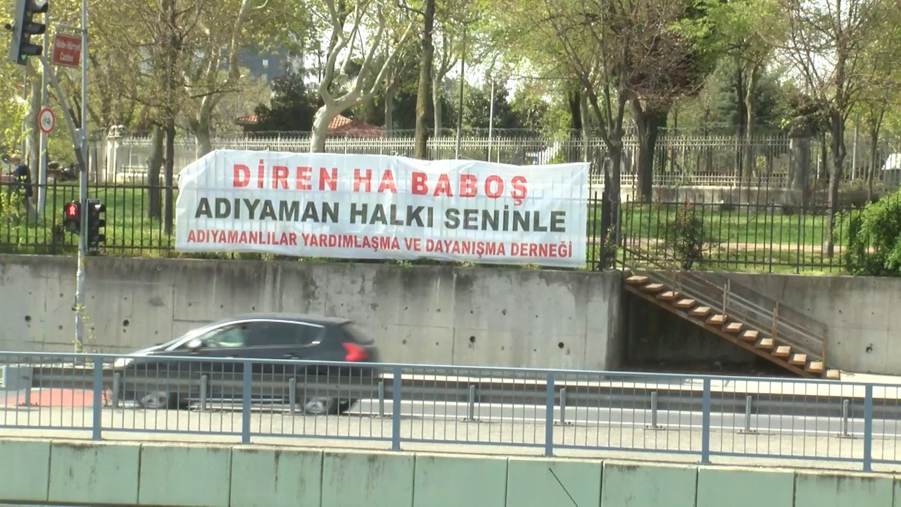 İstanbul'da Sırrı Süreyya Önder'e Destek İçin Hastane Karşısına Pankartlar Asıldı